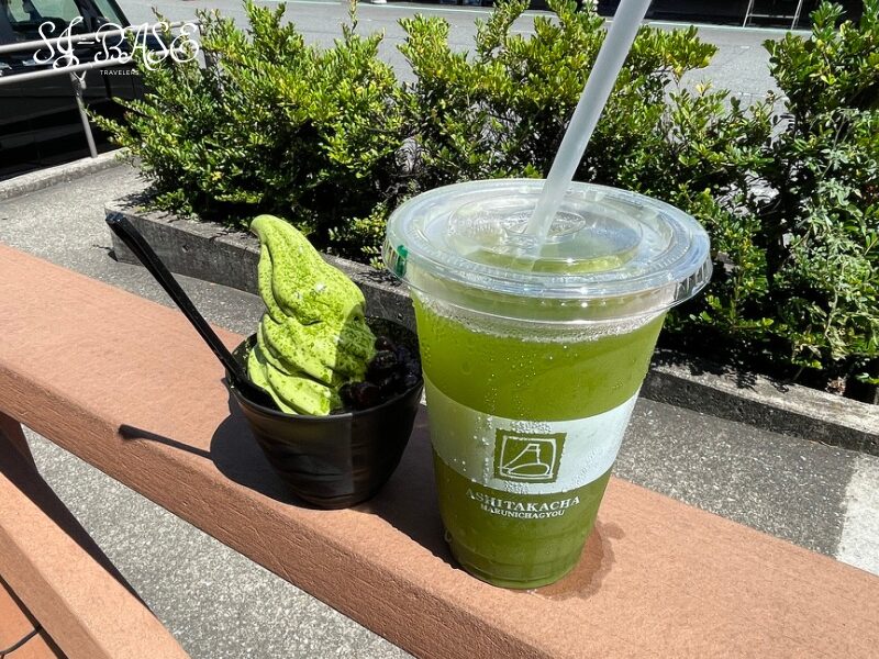 マルニ茶業の抹茶ソフトと冷茶。濃厚な味わいが人気のご当地スイーツ