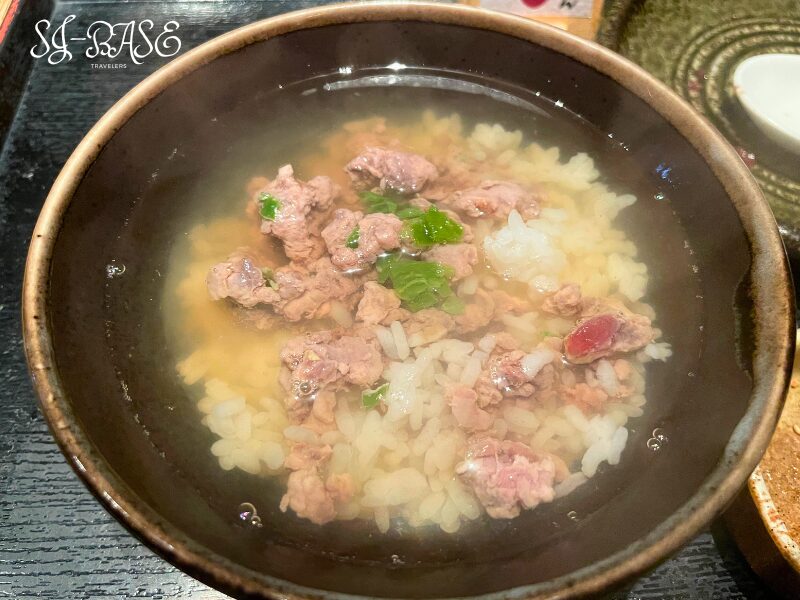 伊東名物うずわ定食の締めは、出汁をかけて味わううずわ茶漬け。香り豊かな出汁がすり身に染み渡る。