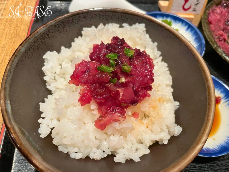 うずわのすり身をご飯にのせたところ。ソウダガツオの旨みがご飯に広がる瞬間。