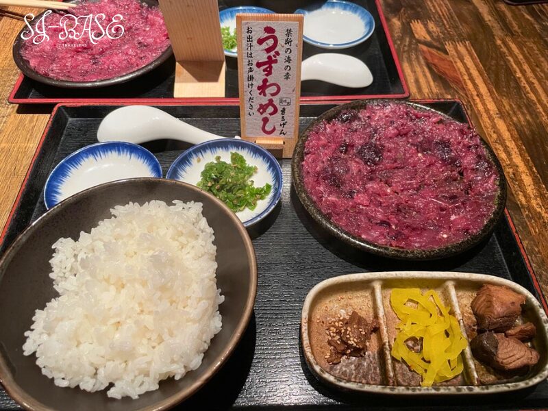 伊東の「まるげん」でいただいた名物うずわ定食。ソウダガツオのすり身や薬味が並ぶセット。