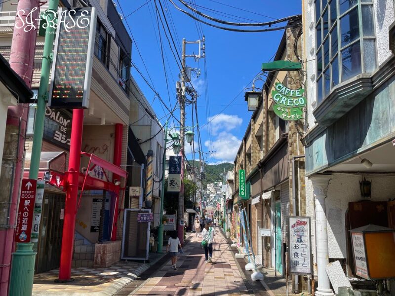 伊東駅近くの湯の花通り商店街。まるげんや昔ながらの店が並ぶレトロな雰囲気の通り。