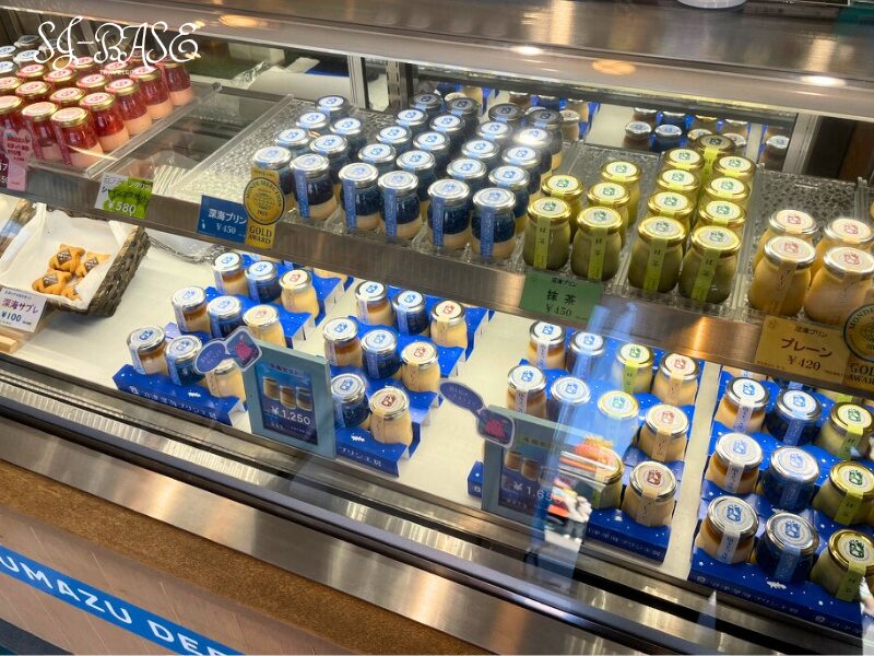 沼津深海プリン工房のショーケース。種類豊富なプリンが並ぶ