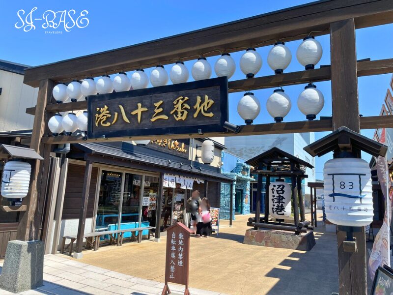 沼津港の「港八十三番地」エリア。飲食店や土産店が立ち並ぶ人気の通り