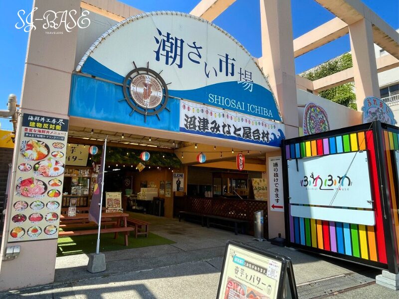 潮さい市場の入口。沼津みなと屋台村の看板が印象的な沼津港の観光スポット