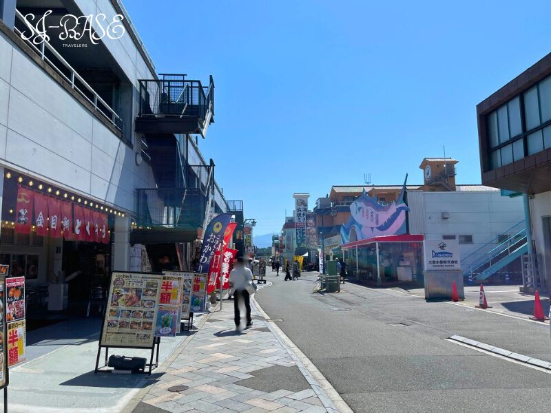 沼津港の通り沿いの風景。飲食店や土産店が並び、散策にぴったり