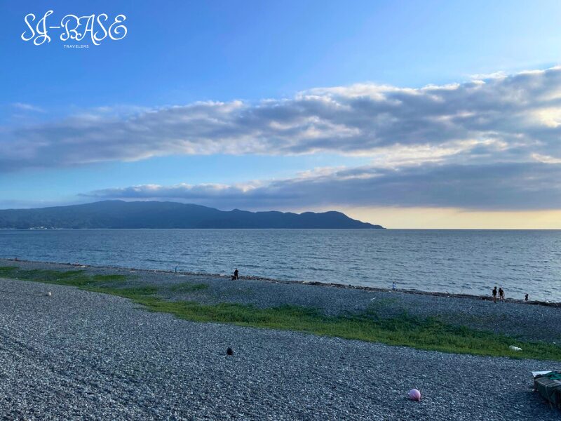 千本浜海岸から望む駿河湾の景色。穏やかな海と空のグラデーションが美しい。