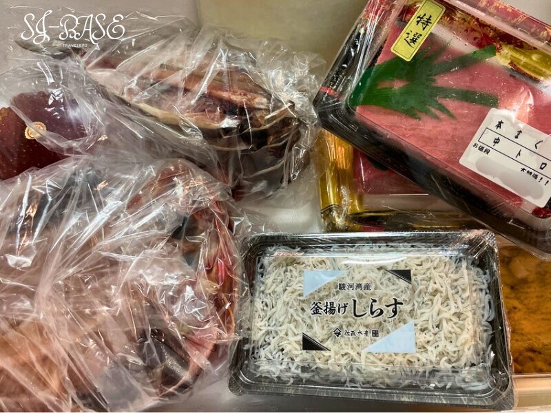 沼津港で購入した海産物のおみやげ。釜揚げしらすや干物、中トロなど