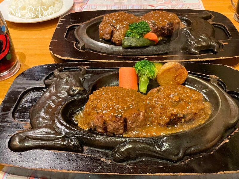 ソースをかけた直後のげんこつハンバーグ。特製オニオンソースがジュワッと香る