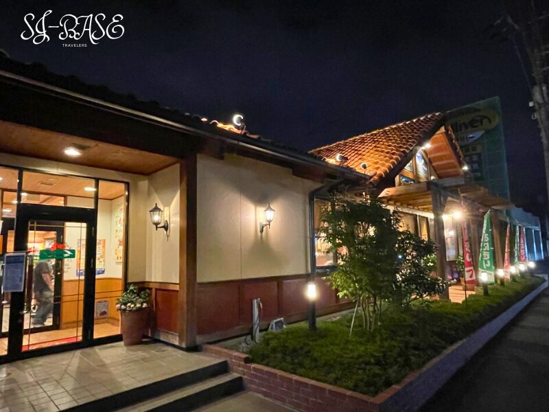 炭焼きレストランさわやか沼津学園通り店の外観。夕方でも賑わう人気店。