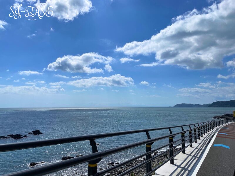 西湘バイパス沿いから眺める相模湾の海と青空の風景