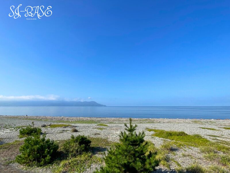 千本浜海岸から望む青空と静かな駿河湾。遠くに伊豆半島を望む。