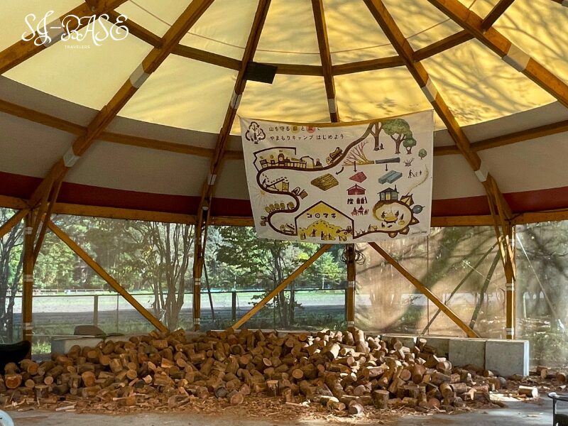 コロ薪ステーション内に積まれた薪の山。キャンプ利用者が自由に使える。