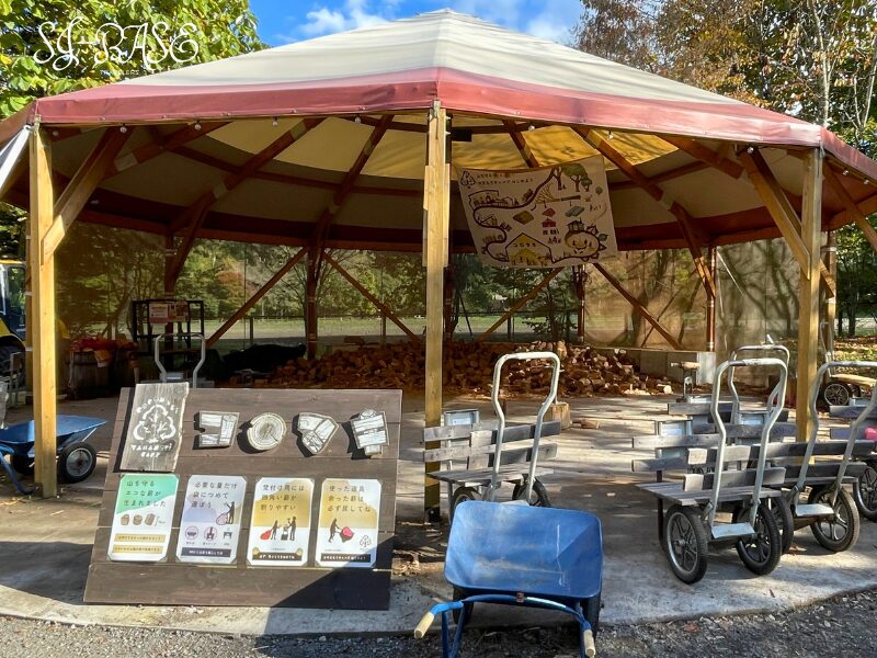 スウィートグラス場内のコロ薪ステーション外観。薪を自由に利用できるエリア。 