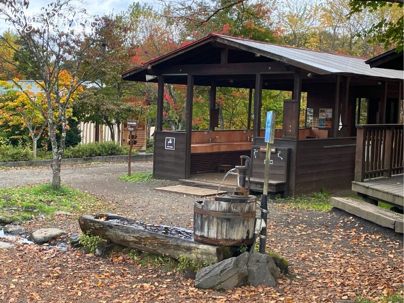 北軽井沢スウィートグラスの屋外炊事場と湧き水で飲み物を冷やせるスペース。