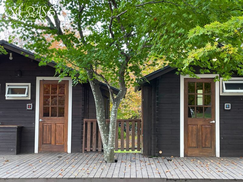 北軽井沢スウィートグラスのトイレ棟。木造の外観が自然に調和し、清潔感のある施設。