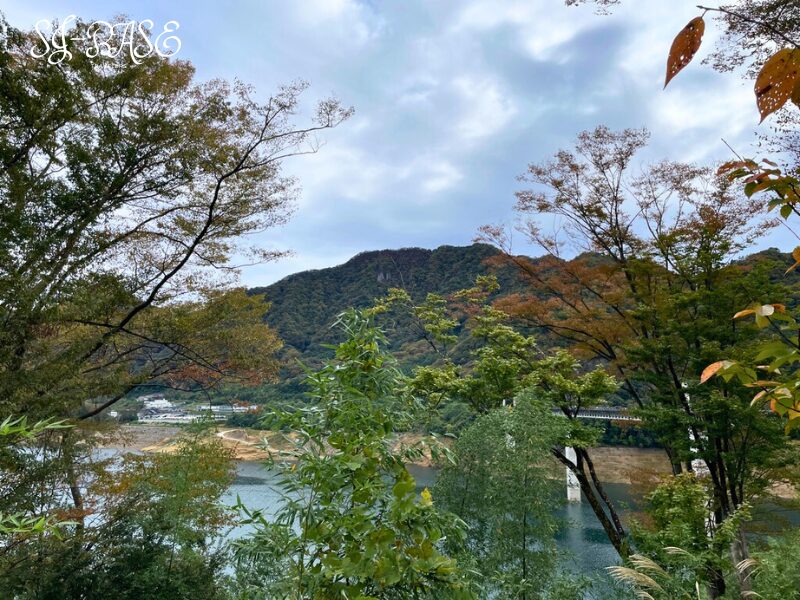 八ッ場ダム湖と紅葉に染まり始めた山々の風景