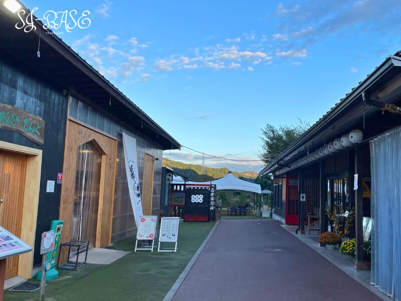 道の駅あがつま峡の通り沿い。カフェや食事処が並び、奥には山並みが見える開放的な空間。