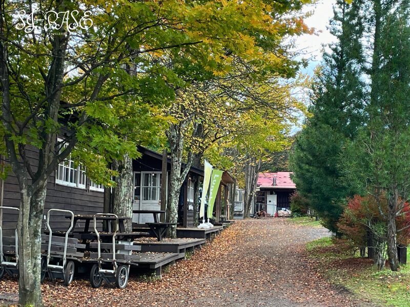 秋のスウィートグラス場内、アサマヒュッテへ続く小道と建物の外観