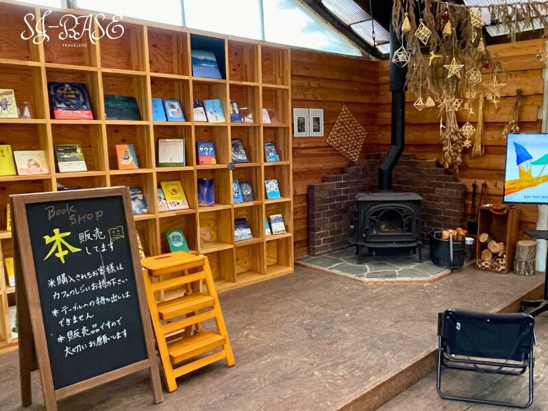 アサマヒュッテの本コーナー。薪ストーブと本棚があり、ゆったり過ごせる読書スペース。
