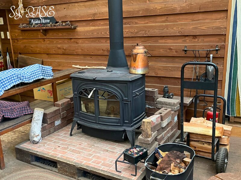 アサマヒュッテ店内にある薪ストーブ。ぬくもりのある雰囲気で冬キャンプにもぴったり。