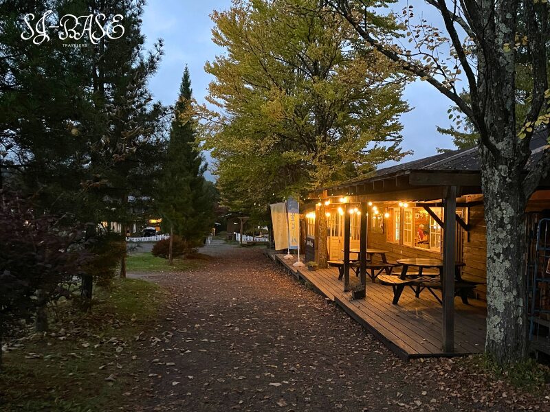 スウィートグラスのアサマヒュッテ。夕暮れの場内を照らすあたたかな灯り。