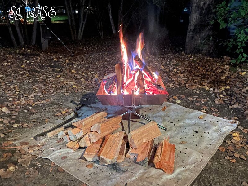 スウィートグラスで夜の焚き火。焚き火台の炎が赤く燃える。