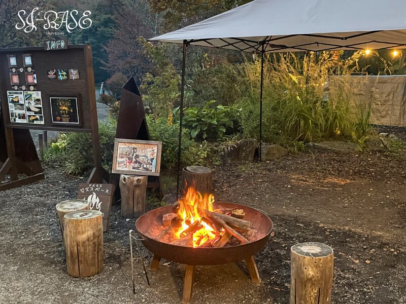 スウィートグラス管理棟前のフリー焚き火スペース。炎を囲んでくつろぐ夜のひととき。