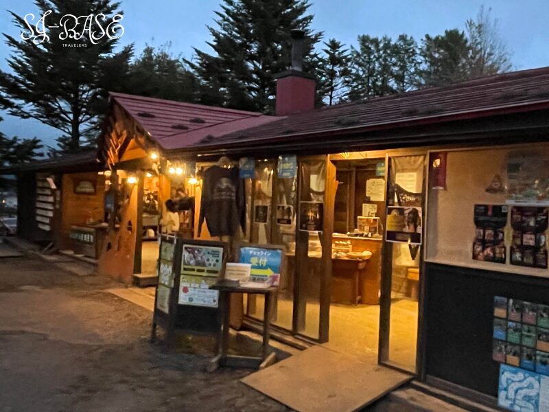 スウィートグラスの管理棟。あたたかな灯りがともる夜の雰囲気。