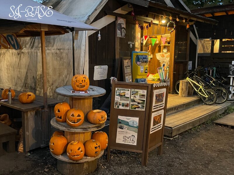 スウィートグラスの売店前に並ぶかぼちゃランタン。ハロウィンの夜を彩る装飾。