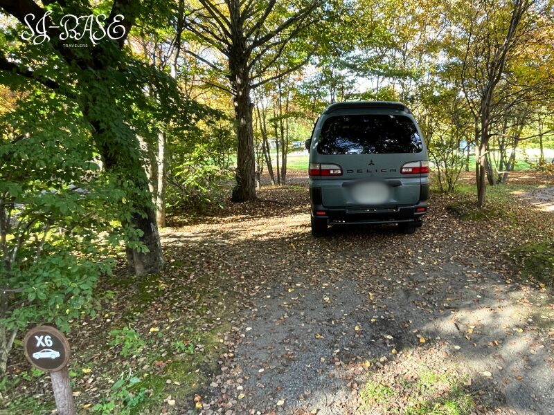 木立パークサイトX6の隣にある専用駐車スペース。車を横付けできる便利な配置。