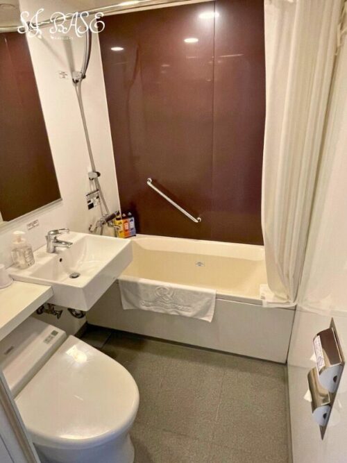 ダイワロイネットホテル札幌すすきののユニットバス。洗面台・浴槽・トイレがコンパクトにまとまっている