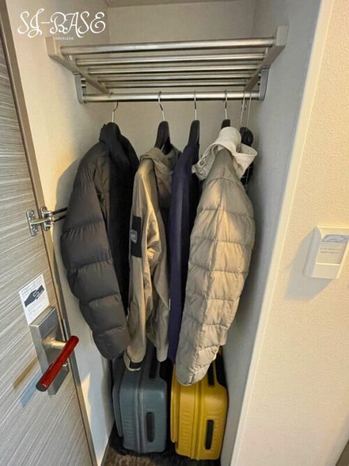 ダイワロイネットホテル札幌すすきのの客室クローゼットに上着とスーツケースを収納した様子