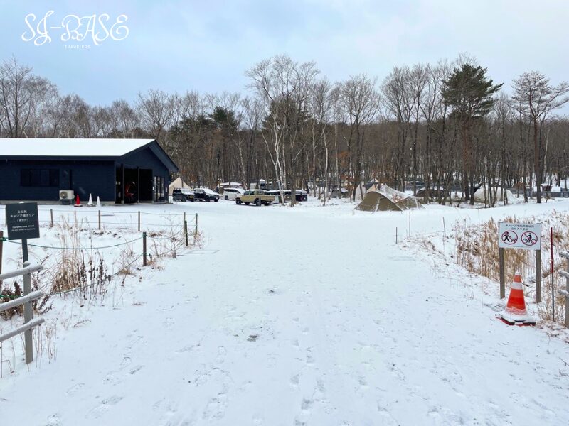 雪景色の中にテントが並ぶスノーピーク白河高原の冬キャンプサイト