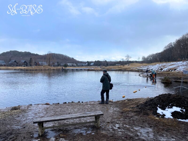 スノーピーク白河高原 冬キャンプ エンゼルレイクでトラウトフィッシングを楽しむ様子