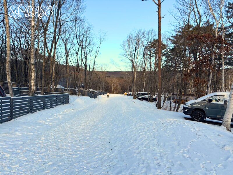 冬のスノーピーク白河高原キャンプ場、雪に覆われた場内通路の様子