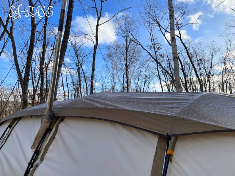 スノーピーク白河高原 冬キャンプ 霜が付いたテントと煙突のあるサイト風景