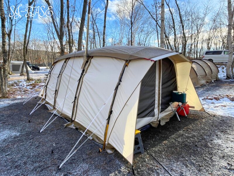 スノーピーク白河高原で設営した冬キャンプのテント。到着時は雪が少なく、地面が見えている様子