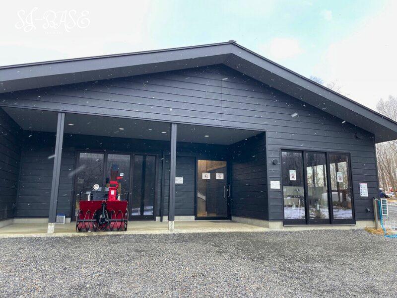 スノーピーク白河高原 冬 フリーサイト側 メイン炊事棟外観