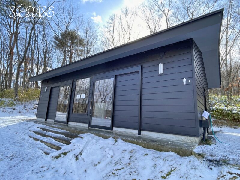 スノーピーク白河高原 冬 電源サイト側の炊事棟外観