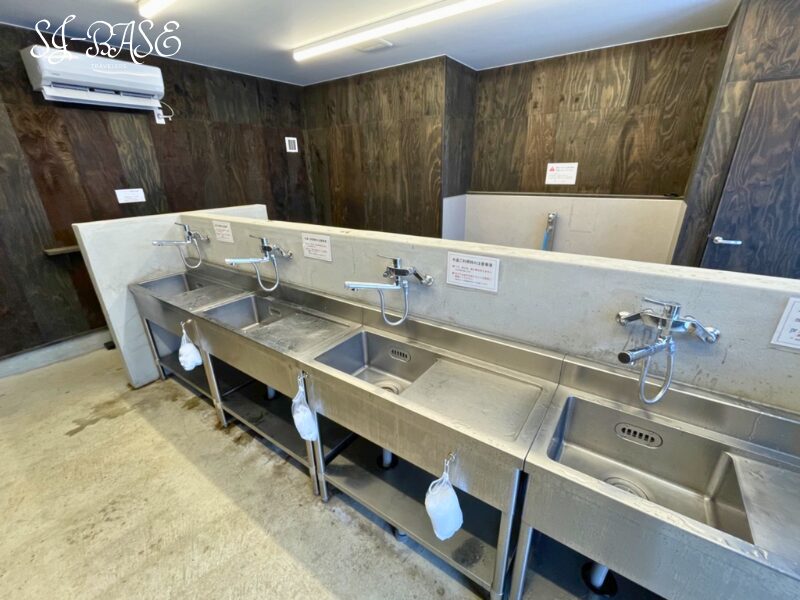 スノーピーク白河高原 冬 電源サイト側の炊事棟 洗い場