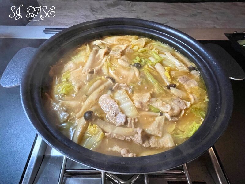 冬キャンプで作るほうとう鍋 湯気が立ち上る鍋料理