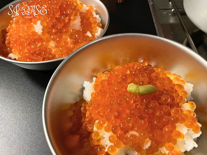 冬キャンプで楽しむいくら丼 ご飯の上にたっぷり盛り付けたいくら