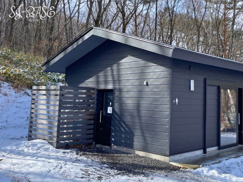 スノーピーク白河高原のトイレ入口。冬でも使いやすいようパネルヒーターが設置されている