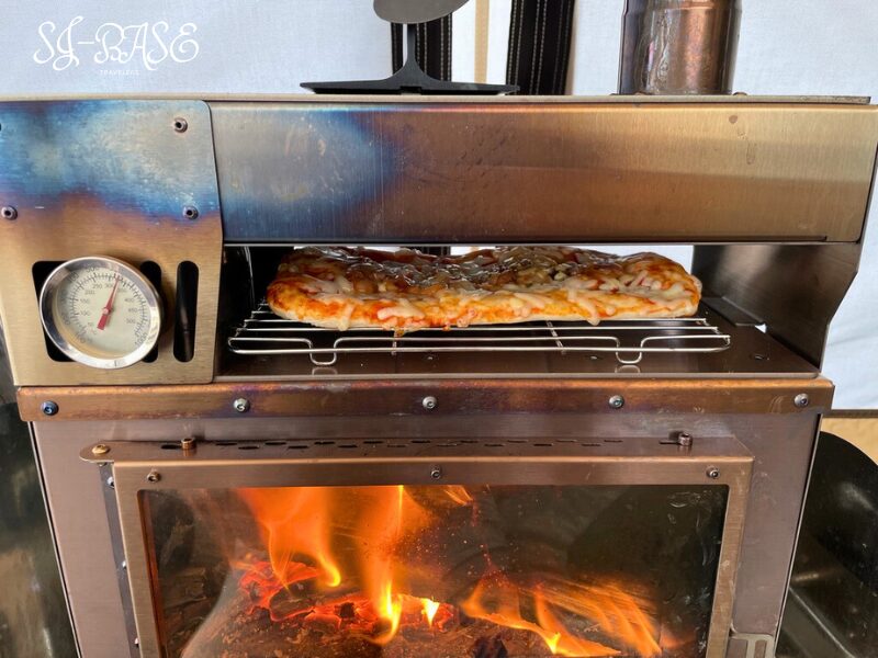 冬キャンプで薪ストーブを使って焼くピザ 炎が見える調理風景