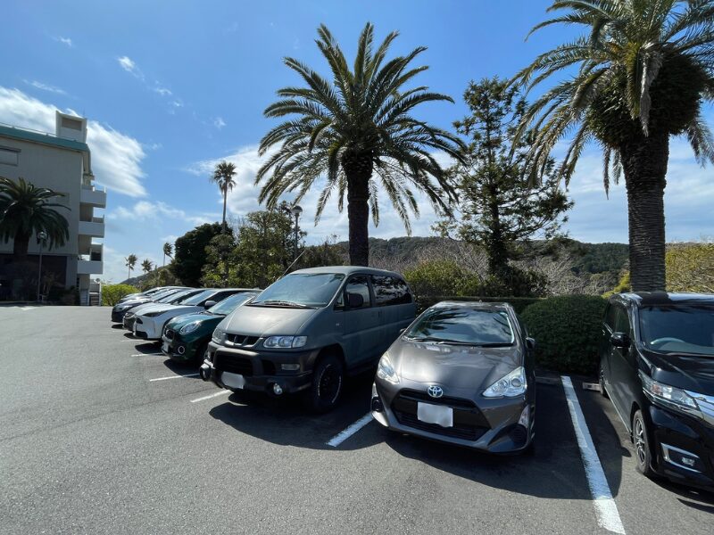 下田東急ホテルの駐車場。ヤシの木が並び、青空が広がるリゾート感のある風景