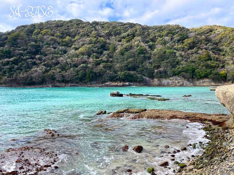 鍋田浜の海(透明感のある浅瀬と波)