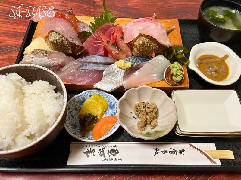 下田駅周辺で食べたお刺身定食(地魚の盛り合わせ)