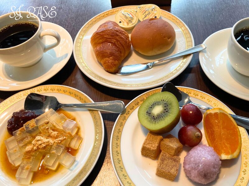 下田東急ホテルの朝食ビュッフェ(パンとコーヒー、わらび餅などのデザート)