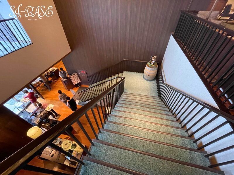 下田東急ホテルの朝食会場へ向かう階段(フロント階から)