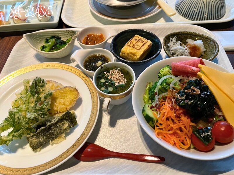 下田東急ホテルの朝食ビュッフェで取った和のおかずとサラダのトレー